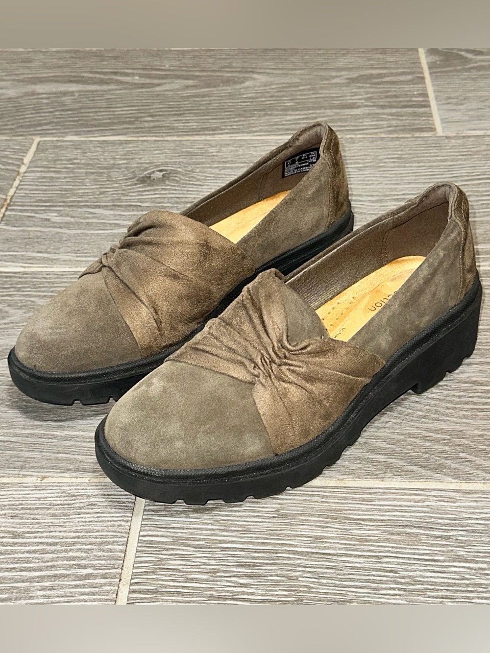 Clarks Calla Style Slip-On Women’s 7 Loafers Dark Olive Suede Chunky Lug Sole